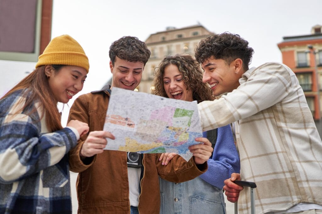 Groupe d'amis qui cherchent une rue sur une carte