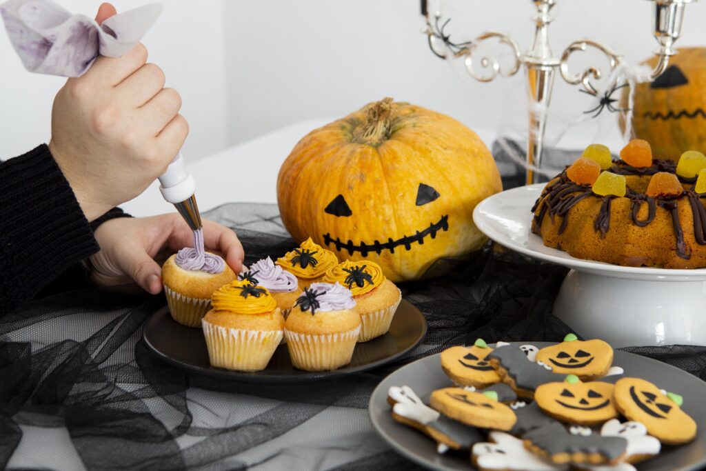 Buffet de nourriture spécial Halloween pour des joueurs d'escape games à la maison. 